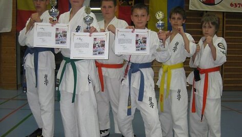 I&scaron; kairės: Vilius Liniauskas, Kasparas Karalis - čempionas kata rungtyje ir bronzos medalio laimėtojas kumite rungtyje, Justas Troinič, Arnas Balčinas - vicečempionas kata rungtyje, Dominykas Mockus ir Danas Janu&scaron;ka.