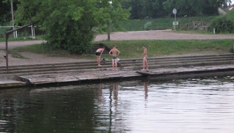 Danės upėje trečiadienio vakarą trys jaunuoliai surengė tikras maudynes.