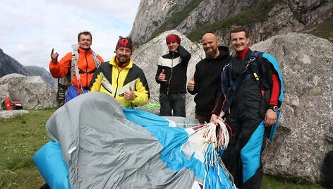 Penkiems lietuviams (i&scaron; kairės) &ndash; Jevgenijui Burganui, Robertui Rezgevičiui, Vaidotui Mila&scaron;iui, Algimantui Stankevičiui, Gyčiui Skučui pavyko įveikti Norvegijos Kjerag kalną.
