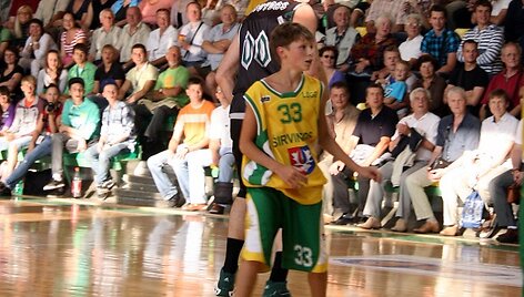 Arvydas Sabonis su artimaisiais varžosi &scaron;eimų krep&scaron;inio turnyre Klaipėdoje.