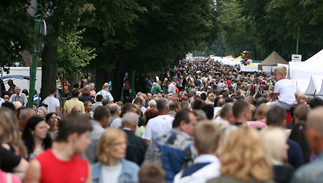 Jūros šventę užtvindė minia žmonių.