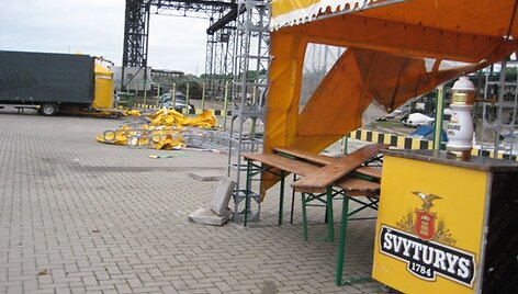 Prekybininkai kraustosi i&scaron; Kruizinių laivų terminalo.