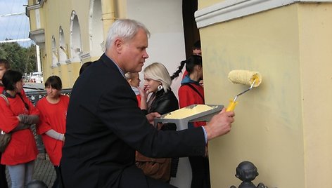 Su dažais prie išterliotos sienos stojo ir Klaipėdos meras V.Grubliauskas.