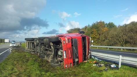 Latvio vairuojamas vilkikas vertėsi į skiriamąją juostą.