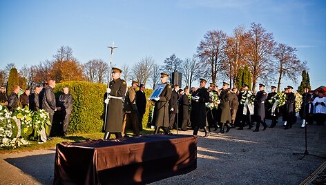 Bronislovo Lubio karstą atne&scaron;ė kariai.