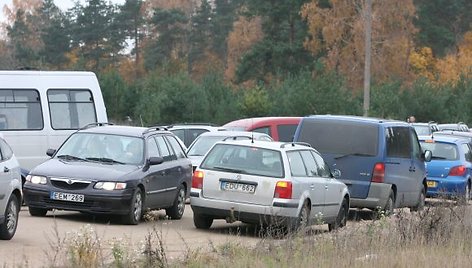 Prie kapinių susidarė automobilių spūstys. Eismą reguliavo keli pareigūnų ekipažai.