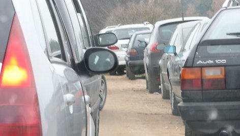 Aplinkkeliu į kapines važiavę automobiliai pateko į spūstis.