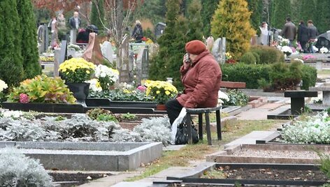 Visų &Scaron;ventųjų dieną kapines klaipėdiečiai lankė aktyviausiai.