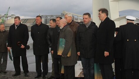Skulptūros atidengimo ceremonijoje dalyvavo daug garbių svečių.