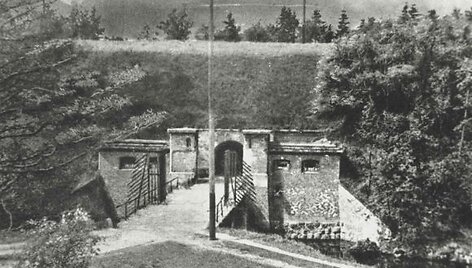 Nerijos forto vartai. XX a. 2&ndash;3 de&scaron;imtmečio nuotrauka. 1897&ndash;1939 m. Nerijos fortas buvo pritaikytas civilių poreikiams. Buvusiais amunicijos sandėliais naudojosi Klaipėdos uosto direkcija. Redute apsigyveno darbininkai ir tarnautojai. 1934 m. forto gynybinis griovys buvo sujungtas su mariomis ir jam
