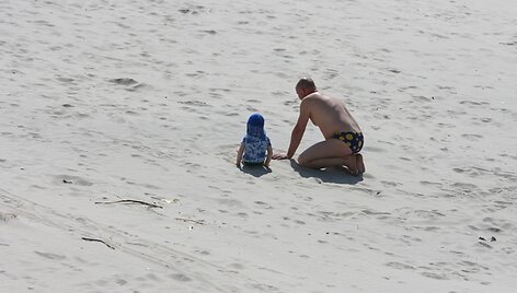 Paplūdimiuose žmonės nesikuklino i&scaron;sirengti. 