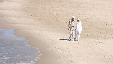 Romantiškas pasivaikščiojimas paplūdimiu