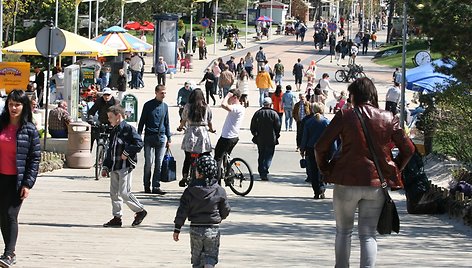 Pramogautojų būriai traukė ant Palangos tilto. 