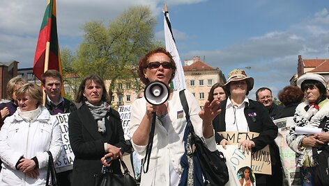 Į piketą Klaipėdoje atvyko ir buvusi Seimo narė Nijolė Oželytė, pagarsėjusi a&scaron;triomis kalbomis.