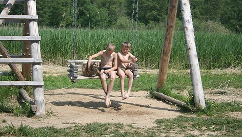 Kintų paplūdimyje, kur krantas saugus ir vaikams, jau prasidėjo linksmybių sezonas.