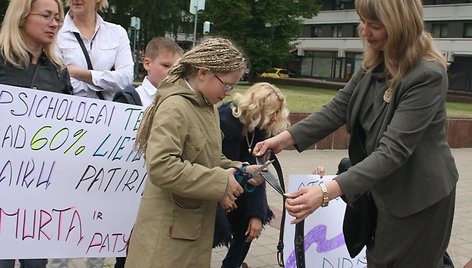 Vaikų gynimo dieną klaipėdiečiai karpė diržus. 