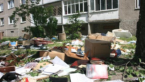 I&scaron; balkono devintajame auk&scaron;te krito ir baldai, ir buitinė technika, ir knygos, indai.