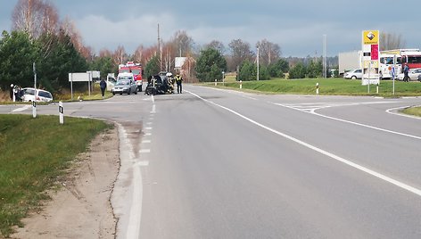 Šilutės rajone sekmadienio popietę susidūrus dviems lengviesiems automobiliams, medikų pagalbos prireikė abiems vairuotojams.