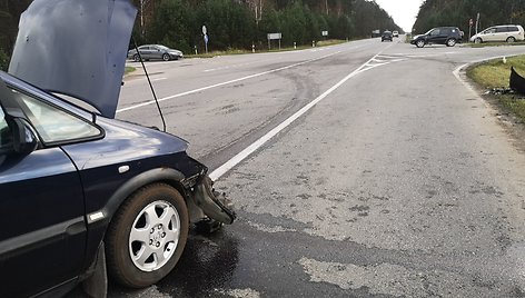 Šilutės rajone sekmadienio popietę susidūrus dviems lengviesiems automobiliams, medikų pagalbos prireikė abiems vairuotojams.