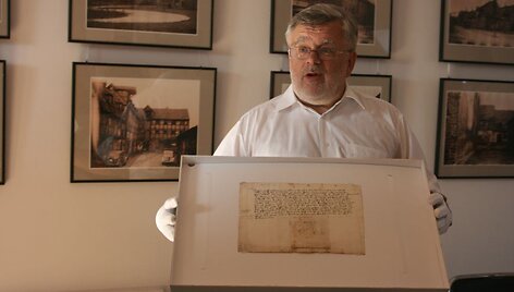 Anot istoriko, Mažosios Lietuvos istorijos muziejaus vadovo Jono Genio, 1446-asiais miesto burmistro antspauduotas dokumentas, atgabentas i&scaron; Liubeko, tapo atradimu istorikams, maniusiems, kad dokumentas sunykęs.