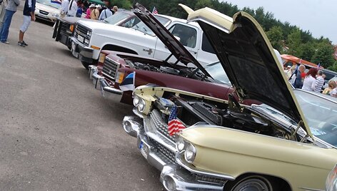 Palangoje rengiamas amerikieti&scaron;kų automobilių paradas. 
