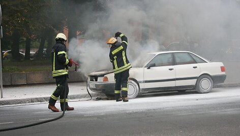 Užsiliepsnojo automobilis