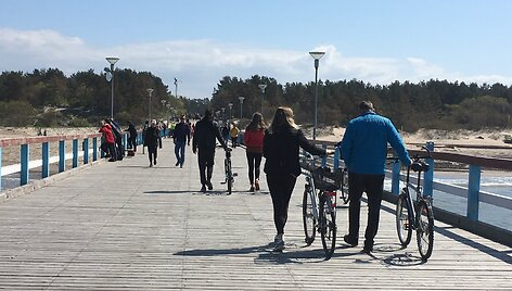 Palangoje savaitgalį nestigo svečių: žmonės drąsiau keliavo, lankė kavines ir pramogavo.  