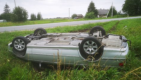 Nevaldomas automobilis BMW nuvažiavo nuo kelio ir vertėsi ant stogo.