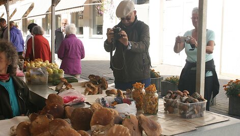 Lietuvos mi&scaron;kuoe surinkti grybai Klaipėdos Senajame turguje labiausiai domina turistus. Nematytus vaizdus jie skuba įamžinti fotoaparatais.
