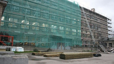 Vieną seniausių Klaipėdoje mokyklų – Sendvario mokyklą – norima remontuoti už 3 mln.Lt, tėvai piktinasi per vėlai sužinoję, kad vaikus teks vesti į kitas mokyklas.