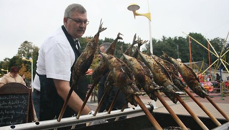 Verslininkas Klaudijus Pakutinskas J.Basanavičiaus gatvėje savo suprojektuotoje kepsninėje kepė parą marinuotas skumbres.