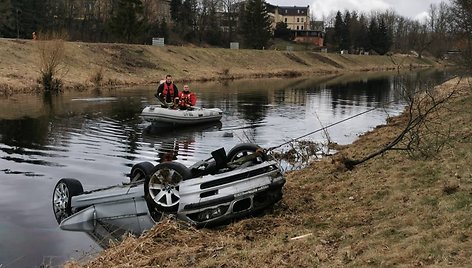 Iš Nevėžio ištrauktas BMW