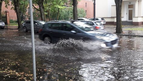 Kai kurios gatvės, i&scaron;kritus dideliam kritulių kiekiui, Klaipėdoje plaukė