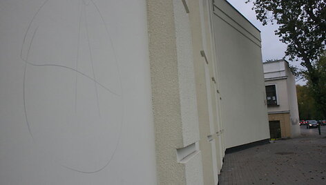 Vandalai Klaipėdoje jau spėjo apra&scaron;inėti restauruojama Klaipėdos dramos teatro pastatą.