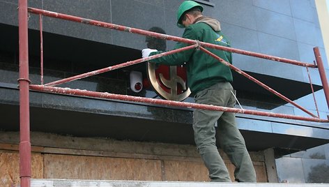 Klaipėdos dramos teatro fasadą jau papuošė senasis bronzinis ženklas.