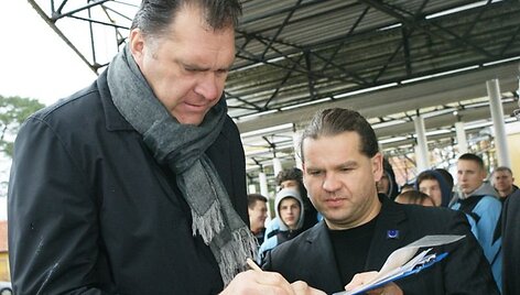 Arvydas Sabonis pasira&scaron;o lai&scaron;ką ateities kartoms. Kapsulė su lai&scaron;ku ateities kartoms simbolizavo statybų pradžią.