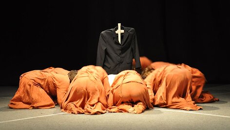 Pavasarį savaranki&scaron;ko Klaipėdos jaunimo teatro statusą įgijusi režisieriaus, aktoriaus ir teatro pedagogo Valentino Masalskio suburta trupė pakvies į misteriją &bdquo;Už linijos&ldquo;. 