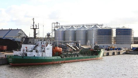 „Vakarų krova“ pradėjo vykdyti bandomąjį laivo pakrovimą iš naujojo skystų krovinių terminalo. 