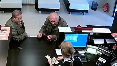 Palangos policija pra&scaron;o atpažinti įtariamuosius. 