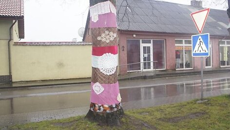 &Scaron;ilutės Vydūno skvere augantys medžiai papuo&scaron;ti originaliais siuviniais ir nėriniais. 