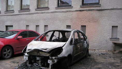 Klaipėdoje naktį sudegė ma&scaron;iną, nuo kilusio gaisro nukentėjo ir teatro pastatas. 
