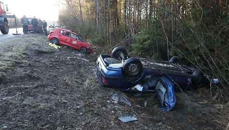 Į Vėžaitynės mi&scaron;ką Klaipėdos rajone nuo kelio nuriedėjo keturi automobiliai.