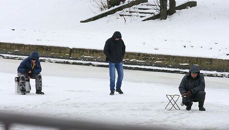 Poledinės žūklės mėgėjai pirmadienį laimę bandė ir ant Danės. 