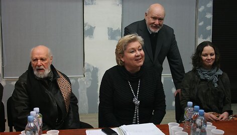 &bdquo;Bėdų turgaus&ldquo; laidų vedėja Edita Mildažytė padėjo ie&scaron;koti lė&scaron;ų vis dar rekonstruojamo Klaipėdos dramos teatro kolektyvui pastatyti i&scaron;kilmingą spektaklį &bdquo;Luizė Pirmoji&ldquo;, kuris bus parodytas per teatro atidarymo i&scaron;kilmes.