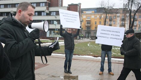 Sprendimu apmokestinti automobilių statymą kiemuose pasipiktinę klaipėdiečiai ketvirtadienį susirinko į mitingą.