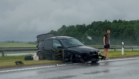 BMW šeštadienio kelionę baigė ties atitvarais.