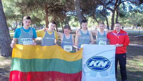 &bdquo;Nikės&ldquo; klubo atletai su treneriu Mindaugu Krakiu.