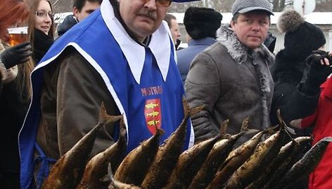 &bdquo;Palangos stintos&ldquo; sumanytojas palangi&scaron;kis verslininkas Klaidas Pakutinskas &scaron;ventės metu nesitraukia nuo kepintuvo.