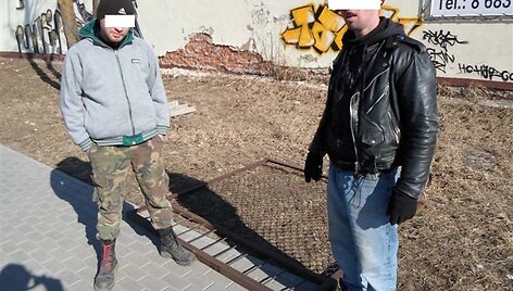 Du vyrai ai&scaron;kino, kad metalinę tvorą rado numestą. 