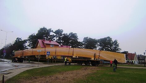 Į kurortą atgabentos medinės denginio sijos, kurių kiekvienos svoris &ndash; beveik 10 tonų, o ilgis &ndash; 36 metrai.